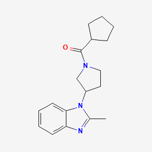 molecular formula C18H23N3O B2726267 环戊基(3-(2-甲基-1H-苯并[d]咪唑-1-基)吡咯啉-1-基)甲酮 CAS No. 2034384-43-3