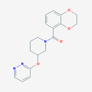 molecular formula C18H19N3O4 B2726359 (2,3-Dihydrobenzo[b][1,4]dioxin-5-yl)(3-(pyridazin-3-yloxy)piperidin-1-yl)methanone CAS No. 2034447-71-5