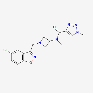 molecular formula C16H17ClN6O2 B2727647 N-[1-[(5-Chloro-1,2-benzoxazol-3-yl)methyl]azetidin-3-yl]-N,1-dimethyltriazole-4-carboxamide CAS No. 2380168-77-2