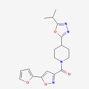molecular formula C18H20N4O4 B2728085 (5-(Furan-2-yl)isoxazol-3-yl)(4-(5-isopropyl-1,3,4-oxadiazol-2-yl)piperidin-1-yl)methanone CAS No. 1210725-59-9