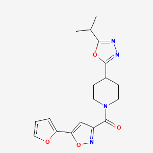 molecular formula C18H20N4O4 B2728085 (5-(呋喃-2-基)异噁唑-3-基)(4-(5-异丙基-1,3,4-噁二唑-2-基)哌啶-1-基)甲酮 CAS No. 1210725-59-9