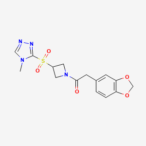 molecular formula C15H16N4O5S B2728447 2-(苯并[d][1,3]二噁烷-5-基)-1-(3-((4-甲基-4H-1,2,4-三唑-3-基)磺酰)吖唑啉-1-基)乙酮 CAS No. 2034522-15-9