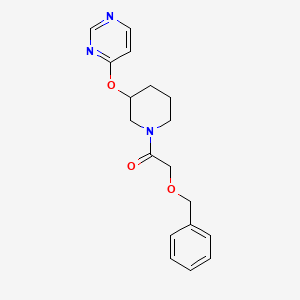 molecular formula C18H21N3O3 B2731556 2-(苄氧基)-1-(3-(嘧啶-4-氧基)哌嗪-1-基)乙酮 CAS No. 2034332-66-4