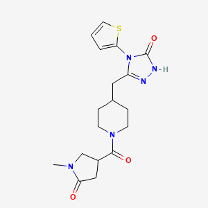 molecular formula C18H23N5O3S B2732908 3-((1-(1-甲基-5-氧代吡咯啉-3-羧酰基)哌啶-4-基)甲基)-4-(噻吩-2-基)-1H-1,2,4-三唑-5(4H)-酮 CAS No. 2034435-77-1