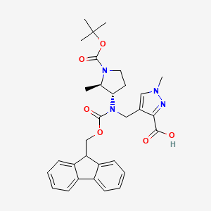4-[[9H-Fluoren-9-ylmethoxycarbonyl-[(2R,3S)-2-methyl-1-[(2-methylpropan-2-yl)oxycarbonyl]pyrrolidin-3-yl]amino]methyl]-1-methylpyrazole-3-carboxylic acid