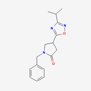 1-Benzyl-4-(3-isopropyl-1,2,4-oxadiazol-5-yl)pyrrolidin-2-one