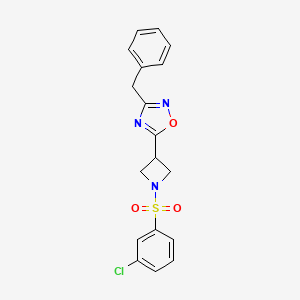 molecular formula C18H16ClN3O3S B2737874 3-苄基-5-(1-((3-氯苯基)磺酰)氮杂环丁烷-3-基)-1,2,4-噁二唑 CAS No. 1351649-46-1