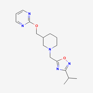 3-Propan-2-yl-5-[[3-(pyrimidin-2-yloxymethyl)piperidin-1-yl]methyl]-1,2,4-oxadiazole