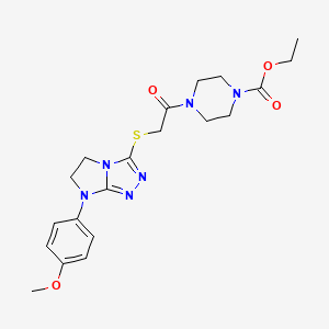 molecular formula C20H26N6O4S B2739017 乙酸-4-(2-((7-(4-甲氧基苯基)-6,7-二氢-5H-咪唑并[2,1-c][1,2,4]三唑-3-基)硫代)乙酰基哌嗪-1-基)酯 CAS No. 921579-00-2