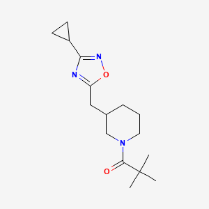 1-(3-((3-Cyclopropyl-1,2,4-oxadiazol-5-yl)methyl)piperidin-1-yl)-2,2-dimethylpropan-1-one