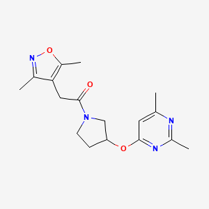 2-(3,5-Dimethyl-1,2-oxazol-4-yl)-1-{3-[(2,6-dimethylpyrimidin-4-yl)oxy]pyrrolidin-1-yl}ethan-1-one