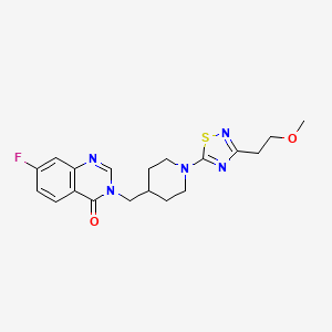 molecular formula C19H22FN5O2S B2742426 7-Fluoro-3-[[1-[3-(2-methoxyethyl)-1,2,4-thiadiazol-5-yl]piperidin-4-yl]methyl]quinazolin-4-one CAS No. 2415563-93-6