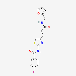 molecular formula C18H16FN3O3S B2744058 4-氟-N-(4-(3-((呋喃-2-基甲基)氨基)-3-氧代丙基)噻唑-2-基)苯甲酰胺 CAS No. 1021218-65-4