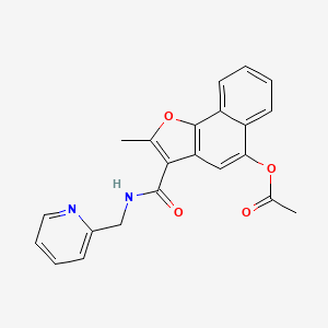 molecular formula C22H18N2O4 B2744360 2-甲基-3-((吡啶-2-基甲基)氨甲酰)萘并[1,2-b]呋喃-5-基乙酸酯 CAS No. 690641-13-5