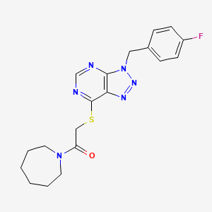 molecular formula C19H21FN6OS B2744799 1-(氮杂辛烷-1-基)-2-((3-(4-氟苯甲基)-3H-[1,2,3]三唑并[4,5-d]嘧啶-7-基)硫)乙酮 CAS No. 863453-09-2