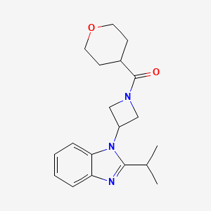 molecular formula C19H25N3O2 B2746407 Oxan-4-yl-[3-(2-propan-2-ylbenzimidazol-1-yl)azetidin-1-yl]methanone CAS No. 2415487-57-7