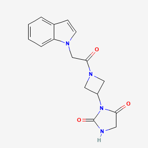 molecular formula C16H16N4O3 B2747678 3-(1-(2-(1H-吲哚-1-基)乙酰)氮杂环丁烷-3-基)咪唑烷-2,4-二酮 CAS No. 2034489-91-1