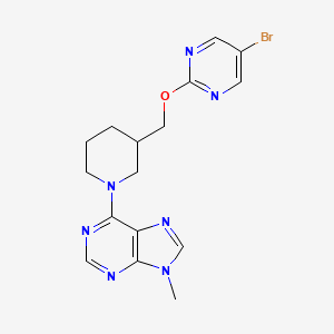 B2748739 6-[3-[(5-Bromopyrimidin-2-yl)oxymethyl]piperidin-1-yl]-9-methylpurine CAS No. 2379952-40-4
