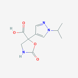 molecular formula C10H13N3O4 B2749408 2-Oxo-5-(1-propan-2-ylpyrazol-4-yl)-1,3-oxazolidine-5-carboxylic acid CAS No. 2248413-70-7