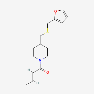molecular formula C15H21NO2S B2751915 (E)-1-(4-(((furan-2-ylmethyl)thio)methyl)piperidin-1-yl)but-2-en-1-one CAS No. 1396890-25-7