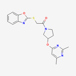 2-(1,3-Benzoxazol-2-ylsulfanyl)-1-{3-[(2,6-dimethylpyrimidin-4-yl)oxy]pyrrolidin-1-yl}ethan-1-one