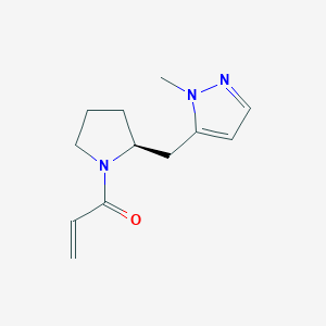 1-[(2S)-2-[(2-Methylpyrazol-3-yl)methyl]pyrrolidin-1-yl]prop-2-en-1-one