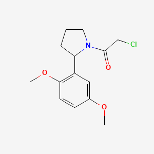 2-Chloro-1-[2-(2,5-dimethoxyphenyl)pyrrolidin-1-yl]ethan-1-one