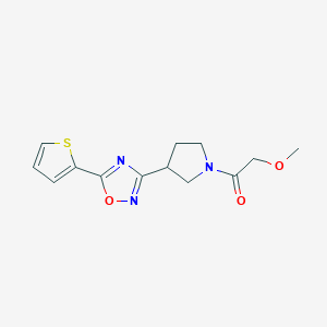 2-Methoxy-1-(3-(5-(thiophen-2-yl)-1,2,4-oxadiazol-3-yl)pyrrolidin-1-yl)ethanone