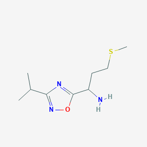 3-(Methylsulfanyl)-1-[3-(propan-2-yl)-1,2,4-oxadiazol-5-yl]propan-1-amine