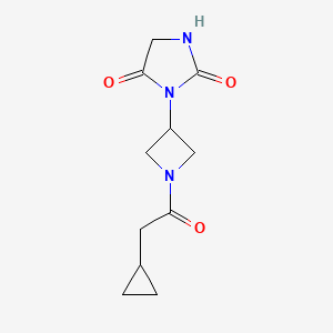 molecular formula C11H15N3O3 B2757469 3-(1-(2-Cyclopropylacetyl)azetidin-3-yl)imidazolidine-2,4-dione CAS No. 2034365-40-5