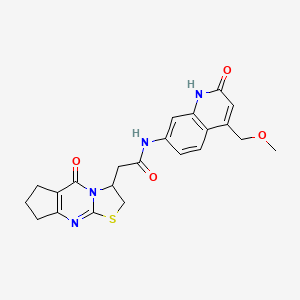 B2759827 N-(4-(methoxymethyl)-2-oxo-1,2-dihydroquinolin-7-yl)-2-(5-oxo-2,3,5,6,7,8-hexahydrocyclopenta[d]thiazolo[3,2-a]pyrimidin-3-yl)acetamide CAS No. 1251628-74-6