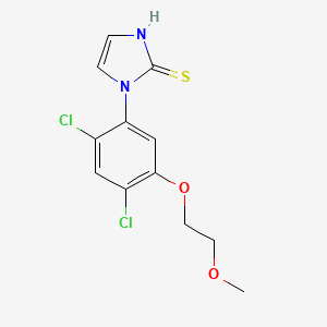 molecular formula C12H12Cl2N2O2S B2761493 1-[2,4-dichloro-5-(2-methoxyethoxy)phenyl]-1H-imidazole-2-thiol CAS No. 338967-18-3