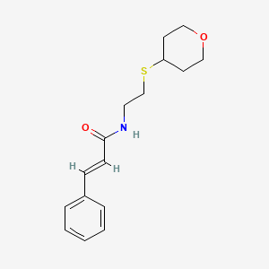 molecular formula C16H21NO2S B2761823 N-(2-((四氢-2H-吡喃-4-基)硫)乙基)肉桂酰胺 CAS No. 2035022-77-4