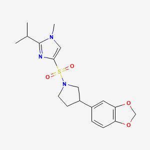 molecular formula C18H23N3O4S B2762964 4-((3-(benzo[d][1,3]dioxol-5-yl)pyrrolidin-1-yl)sulfonyl)-2-isopropyl-1-methyl-1H-imidazole CAS No. 2034488-33-8