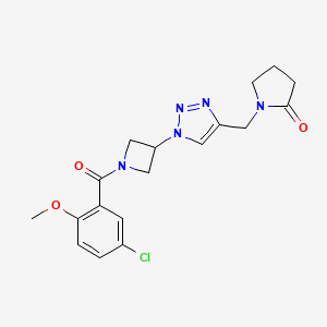 molecular formula C18H20ClN5O3 B2764219 1-((1-(5-氯-2-甲氧基苯甲酰)氮杂环丁烷-3-基)-1H-1,2,3-噻唑-4-基甲基)吡咯烷-2-酮 CAS No. 2034406-94-3