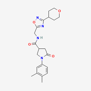 B2766009 1-(3,4-dimethylphenyl)-5-oxo-N-((3-(tetrahydro-2H-pyran-4-yl)-1,2,4-oxadiazol-5-yl)methyl)pyrrolidine-3-carboxamide CAS No. 2034227-29-5