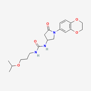 molecular formula C19H27N3O5 B2767704 1-(1-(2,3-二氢苯并[b][1,4]二噁杂环-6-基)-5-氧代吡咯烷-3-基)-3-(3-异丙氧基丙基)脲 CAS No. 894036-76-1
