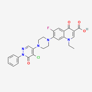 molecular formula C26H23ClFN5O4 B2768029 7-[4-(5-Chloro-6-oxo-1-phenyl-1,6-dihydropyridazin-4-yl)piperazin-1-yl]-1-ethyl-6-fluoro-4-oxo-1,4-dihydroquinoline-3-carboxylic acid CAS No. 2319923-96-9