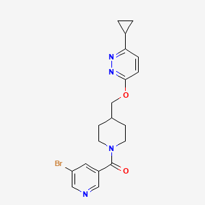 3-{[1-(5-Bromopyridine-3-carbonyl)piperidin-4-yl]methoxy}-6-cyclopropylpyridazine