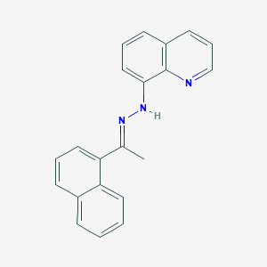 8-[(E)-2-[1-(naphthalen-1-yl)ethylidene]hydrazin-1-yl]quinoline