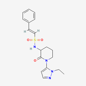 molecular formula C18H22N4O3S B2771718 (E)-N-[1-(2-Ethylpyrazol-3-yl)-2-oxopiperidin-3-yl]-2-phenylethenesulfonamide CAS No. 2111875-42-2