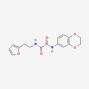 molecular formula C16H16N2O5 B2771941 N'-(2,3-dihydro-1,4-benzodioxin-6-yl)-N-[2-(furan-2-yl)ethyl]oxamide CAS No. 899748-77-7