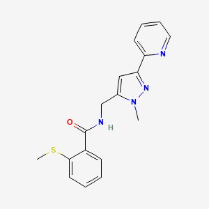 molecular formula C18H18N4OS B2772358 N-[(2-Methyl-5-pyridin-2-ylpyrazol-3-yl)methyl]-2-methylsulfanylbenzamide CAS No. 2310013-83-1
