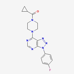 molecular formula C18H18FN7O B2772475 cyclopropyl(4-(3-(4-fluorophenyl)-3H-[1,2,3]triazolo[4,5-d]pyrimidin-7-yl)piperazin-1-yl)methanone CAS No. 920364-86-9