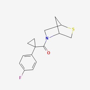 molecular formula C15H16FNOS B2772500 5-[1-(4-氟苯基)环丙烷甲酰]-2-硫代-5-氮杂双环[2.2.1]庚烷 CAS No. 2034521-20-3