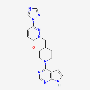2-[(1-{7H-pyrrolo[2,3-d]pyrimidin-4-yl}piperidin-4-yl)methyl]-6-(1H-1,2,4-triazol-1-yl)-2,3-dihydropyridazin-3-one