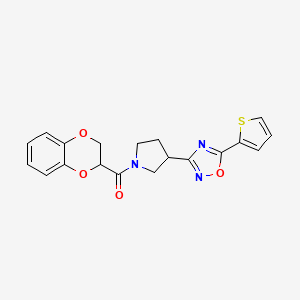 (2,3-Dihydrobenzo[b][1,4]dioxin-2-yl)(3-(5-(thiophen-2-yl)-1,2,4-oxadiazol-3-yl)pyrrolidin-1-yl)methanone