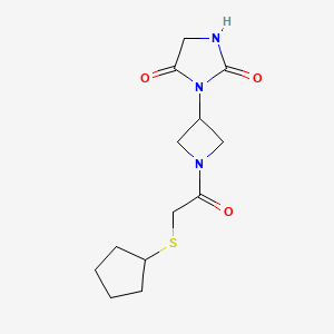 3-(1-(2-(Cyclopentylthio)acetyl)azetidin-3-yl)imidazolidine-2,4-dione