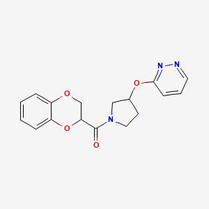 molecular formula C17H17N3O4 B2774354 (2,3-二氢苯并[b][1,4]二噁烷-2-基)(3-(吡啶嗪-3-氧基)吡咯烷-1-基)甲酮 CAS No. 2034335-95-8