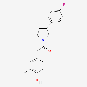 1-(3-(4-Fluorophenyl)pyrrolidin-1-yl)-2-(4-hydroxy-3-methylphenyl)ethanone